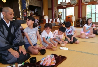 お茶の作法をみんなで学びました